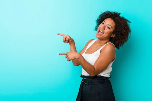 Joven Afroamericana Americana Excitada Señalando Con Los Dedos Índice Distancia —  Fotos de Stock