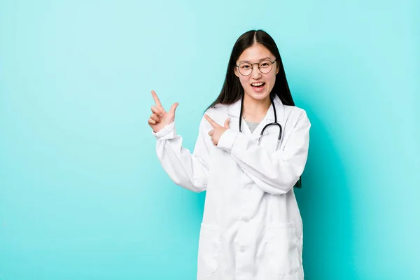 Mladá Čínská Lékařka Ukazuje Ukazováčky Kopírovací Prostor Vyjadřuje Vzrušení Touhu — Stock fotografie