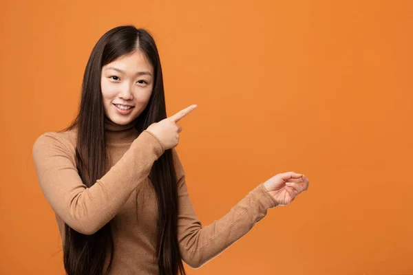 Jovem Mulher Chinesa Bonita Animado Apontando Com Dedos Indicador Distância — Fotografia de Stock