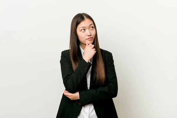 Νεαρή Όμορφη Κινέζα Επιχειρηματίας Κοιτάζει Πλάγια Αμφίβολη Και Σκεπτικιστική Έκφραση — Φωτογραφία Αρχείου