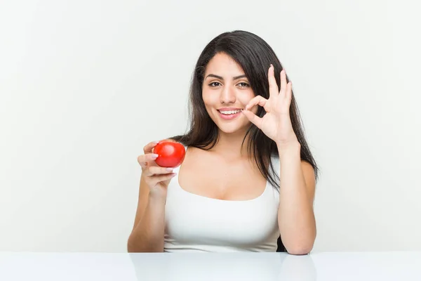 Joven Mujer Hispana Sosteniendo Tomate Alegre Confiado Mostrando Buen Gesto —  Fotos de Stock