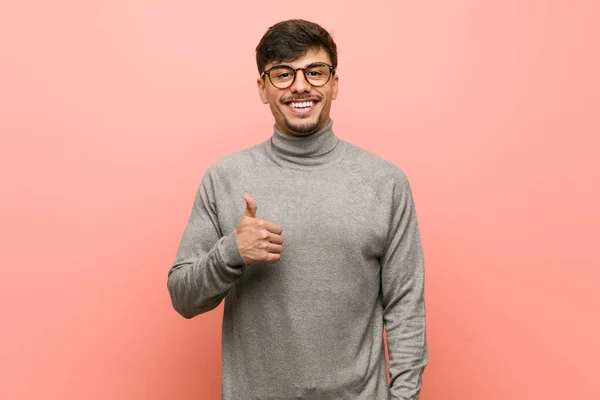 Mladý Chytrý Student Muž Usmívá Zvedá Palec Nahoru — Stock fotografie