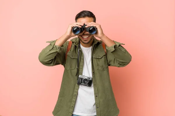 Ung Sydasiatisk Man Som Tittar Genom Kikare — Stockfoto