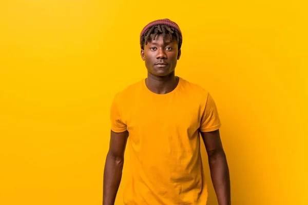 Jeune Homme Africain Debout Sur Fond Jaune Portant Chapeau — Photo