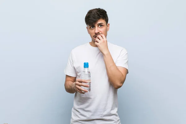 Jonge Spaanse Man Met Een Fles Water Ontspannen Denken Iets — Stockfoto