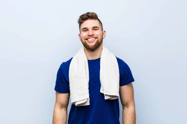 Jonge Kaukasische Sportman Met Een Handdoek Gelukkig Glimlachend Vrolijk — Stockfoto