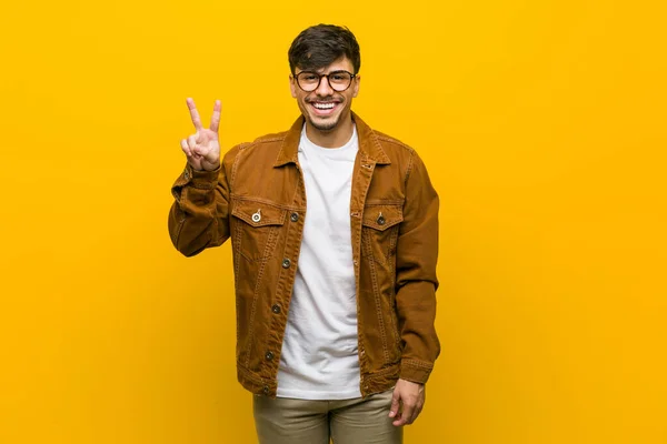 Joven Hombre Casual Hispano Mostrando Signo Victoria Sonriendo Ampliamente — Foto de Stock