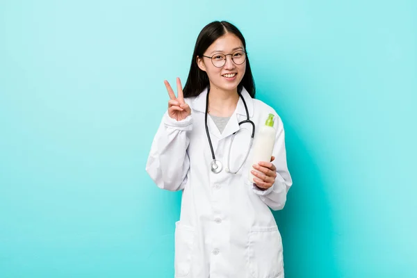 Junge Asiatische Dermatologin Zeigt Siegeszeichen Und Lächelt Breit — Stockfoto