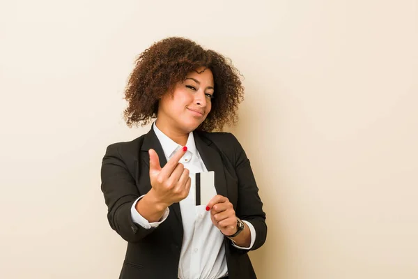Молода Афроамериканка Яка Тримає Кредитну Картку Вказує Пальцем Ніби Запрошує — стокове фото