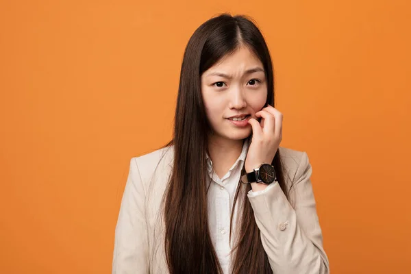 Junge Business Chinesin Beißt Fingernägel Nervös Und Sehr Ängstlich — Stockfoto