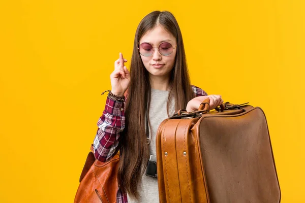 Joven Mujer Asiática Sosteniendo Una Maleta Cruzando Dedos Para Tener —  Fotos de Stock