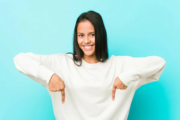 Junge Hübsche Hispanische Frau Zeigt Mit Den Fingern Nach Unten — Stockfoto