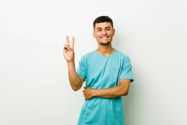 Mladý Hispánman Zobrazující Číslo Dvě Prsty — Stock fotografie