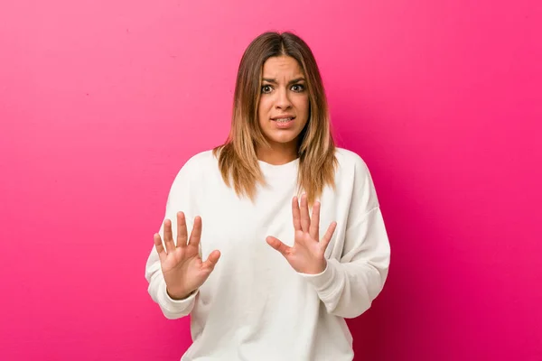 Jeune Authentique Charismatique Personnes Réelles Femme Contre Mur Rejetant Quelqu — Photo