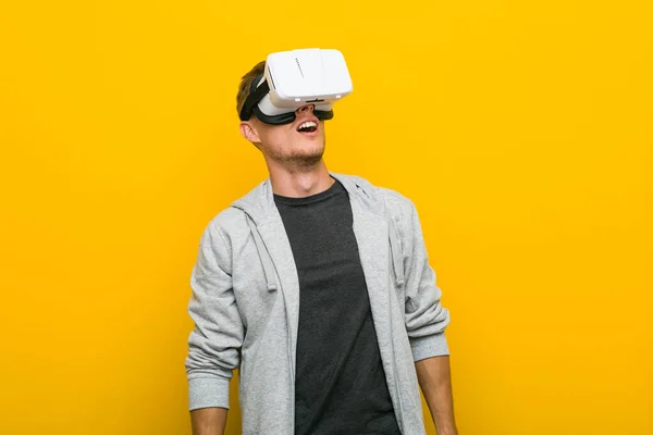Joven Hombre Caucásico Usando Gafas Realidad Virtual —  Fotos de Stock
