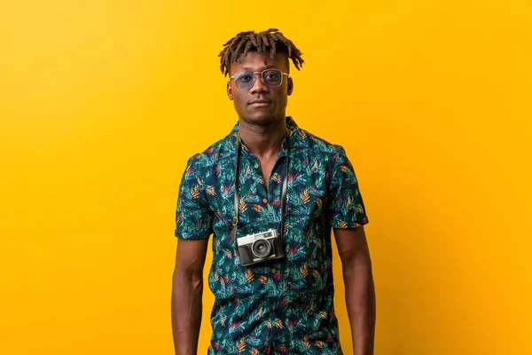 Junger Afrikanischer Fotograf Vor Gelbem Hintergrund — Stockfoto