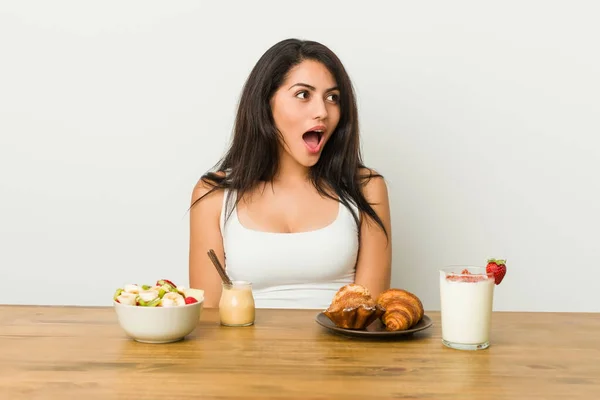 Young Curvy Woman Taking Breakfast Being Shocked Because Something She — Stock Photo, Image