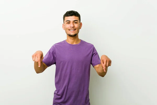 Mladý Hispánman Ukazuje Prstem Pozitivní Pocit — Stock fotografie