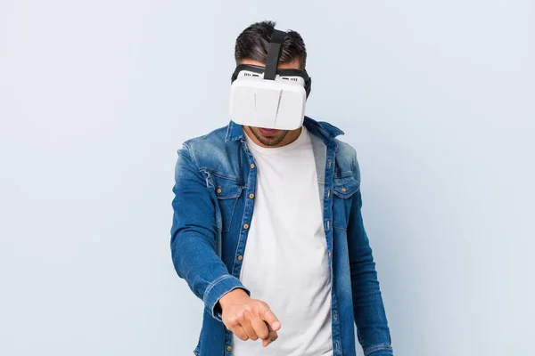 Jovem Sul Asiático Homem Jogando Com Virtual Realidade Óculos — Fotografia de Stock