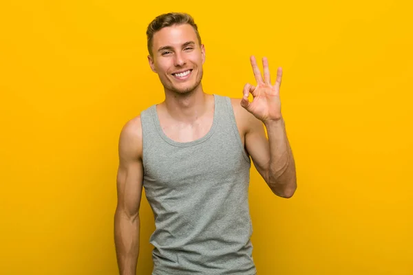 Young Caucasian Sport Man Cheerful Confident Showing Gesture — ストック写真