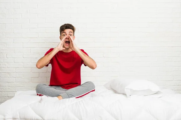 Genç Bir Öğrenci Yatakta Heyecanla Bağırıyor — Stok fotoğraf