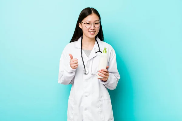 Joven Asiático Dermatólogo Chica Sonriendo Levantando Pulgar Hacia Arriba —  Fotos de Stock
