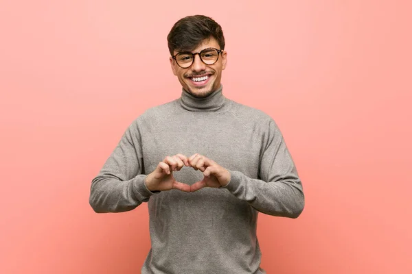 Mladý Chytrý Student Muž Usmívá Ukazuje Tvar Srdce Rukama — Stock fotografie