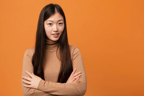 Νεαρή Όμορφη Κινέζα Που Νιώθει Αυτοπεποίθηση Σταυρώνει Χέρια Αποφασιστικότητα — Φωτογραφία Αρχείου