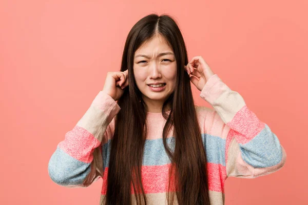 Genç Havalı Çinli Kadın Elleriyle Kulaklarını Kapatıyor — Stok fotoğraf