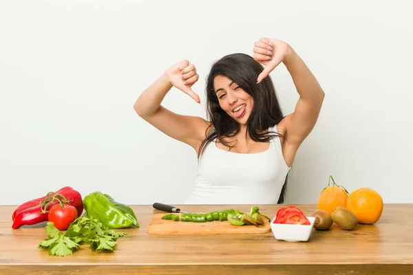 Giovane Donna Curvy Preparare Pasto Sano Mostrando Pollice Verso Basso — Foto Stock