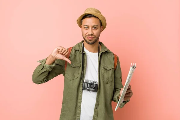 Joven Hombre Sudasiático Sosteniendo Mapa — Foto de Stock