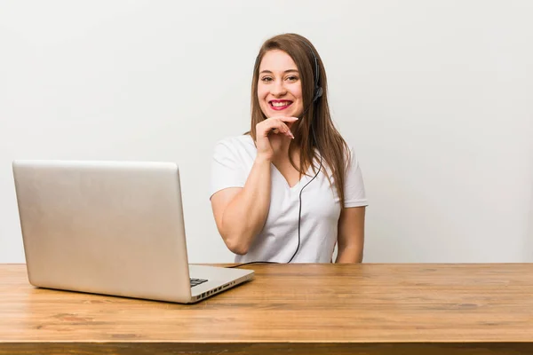 Jovem Mulher Telemarketer Sorrindo Feliz Confiante Tocando Queixo Com Mão — Fotografia de Stock