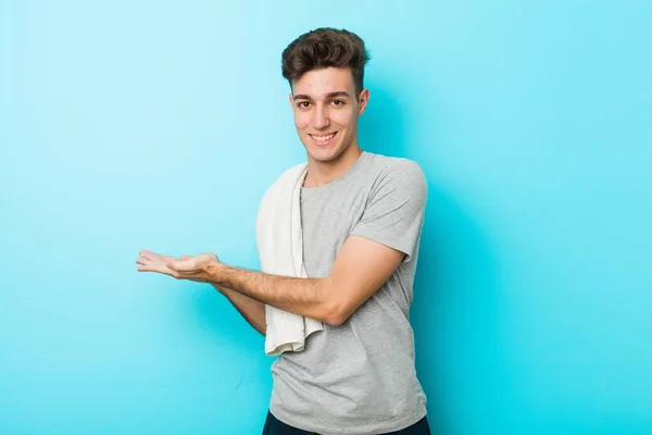 Young Fitness Teenager Man Holding Copy Space Palm — ストック写真