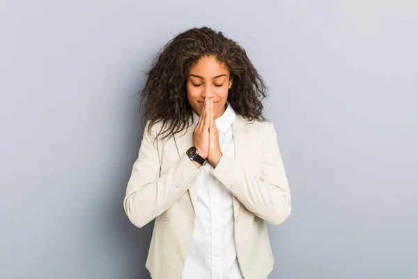 若いアフリカ系アメリカ人のビジネス女性は口の近くで祈りを手に 自信を感じる — ストック写真