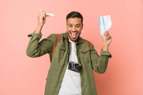 Hombre Con Avión Juguete Billetes Las Manos Sobre Fondo Rosa — Foto de Stock