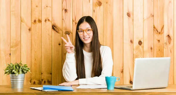 Joven Mujer China Estudiando Escritorio Mostrando Número Dos Con Los —  Fotos de Stock