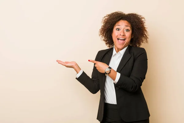 Jong Business Afrikaanse Amerikaanse Vrouw Enthousiast Met Een Kopieerruimte Palm — Stockfoto