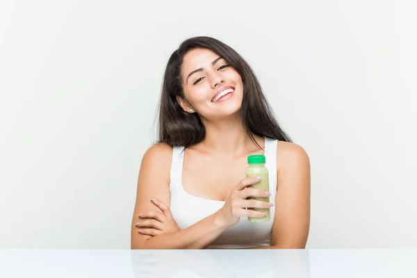 Mujer Hispana Joven Sosteniendo Una Bebida Vegetal Sonriendo Confiada Con —  Fotos de Stock