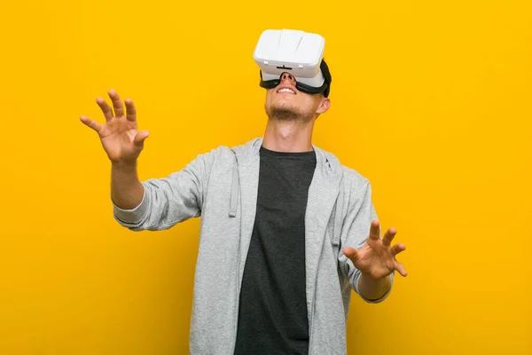 Joven Hombre Caucásico Usando Gafas Realidad Virtual —  Fotos de Stock