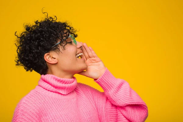 Joven Mujer Afroamericana Usando Suéter Rosa Gritando Sosteniendo Palma Cerca — Foto de Stock