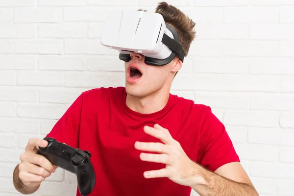 Hombre Caucásico Adolescente Usando Gafas Realidad Virtual Controlador Juego —  Fotos de Stock