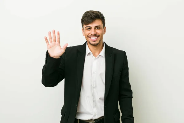Mladý Byznys Hispánec Úsměv Veselý Ukazující Číslo Pět Prsty — Stock fotografie