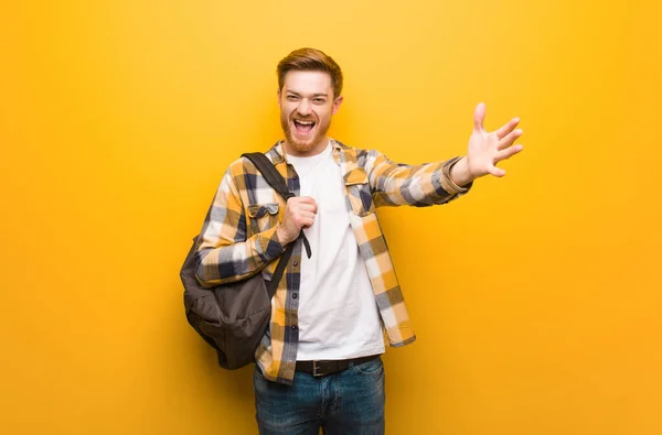 Jovem Estudante Ruiva Homem Muito Feliz Dando Abraço Para Frente — Fotografia de Stock