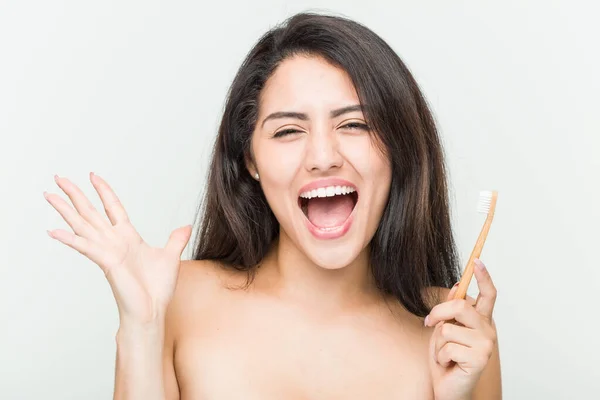 Joven Mujer Hispana Sosteniendo Cepillo Dientes Celebrando Una Victoria Éxito — Foto de Stock