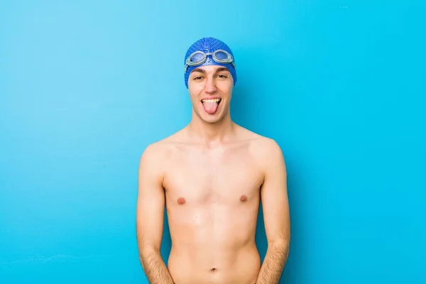 Junger Schwimmer Mann Lustig Und Freundlich Die Zunge Herausstreckt — Stockfoto