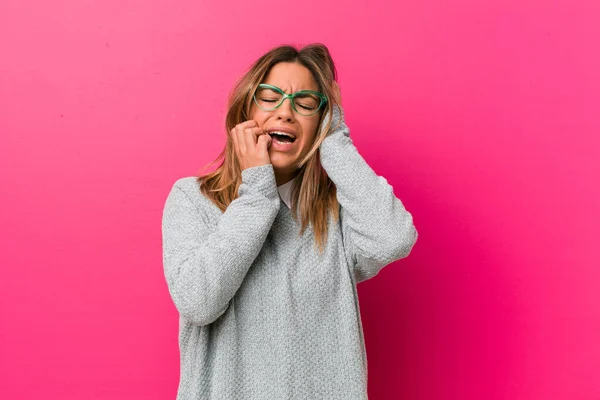 Joven Auténtica Gente Real Carismática Mujer Contra Una Pared Lloriqueando —  Fotos de Stock