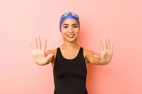 Giovane Araba Nuotatore Donna Isolato Mostrando Numero Dieci Con Mani — Foto Stock