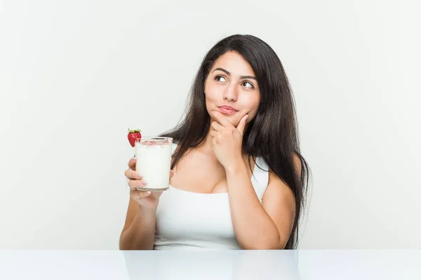 Junge Hispanische Frau Hält Einen Smoothie Junge Hispanische Frau Hält — Stockfoto