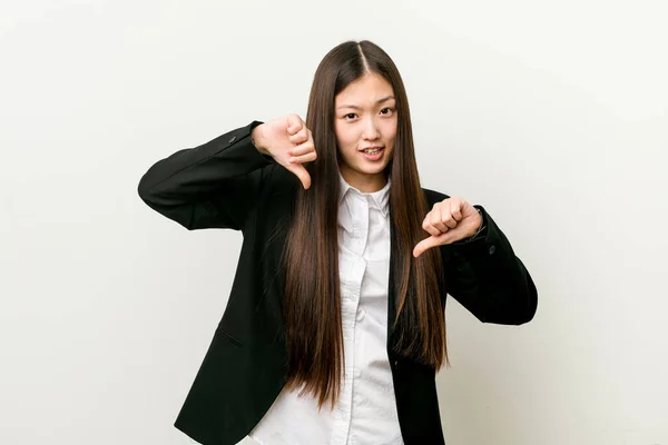 Joven Mujer Negocios Bastante Chino Mostrando Pulgar Hacia Abajo Expresando — Foto de Stock