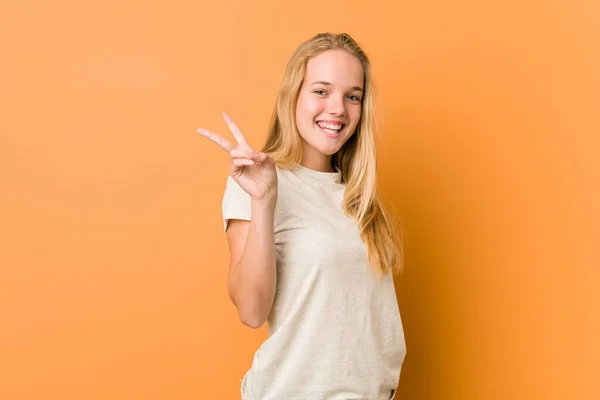 Cute Natural Teenager Woman Joyful Carefree Showing Peace Symbol Fingers — Stock Photo, Image